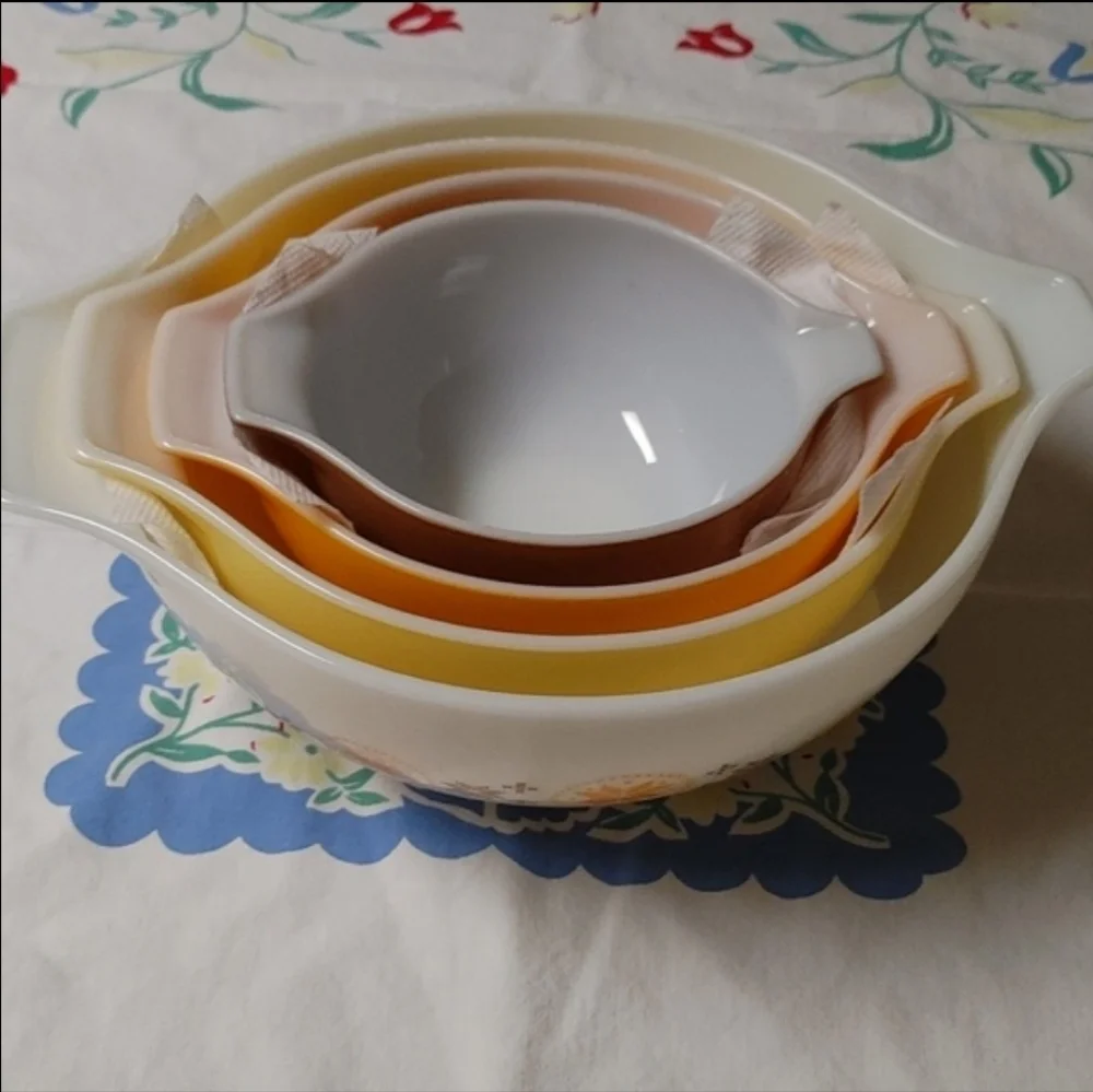 4 Vintage Cinderella Pyrex Stacking Bowls with Spouts